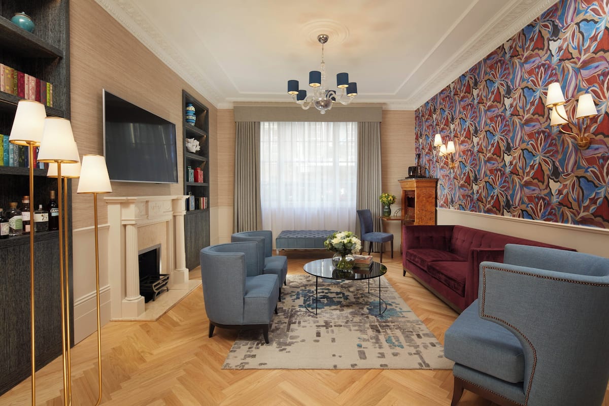 Apartment, 2 Bedrooms (Garden) | Living area | 40-inch LCD TV with satellite channels, TV, pay films