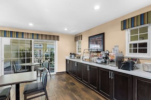 Free continental breakfast 