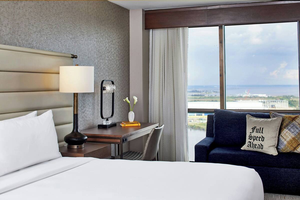 Phòng Deluxe, 1 giường cỡ king, quang cảnh sông | Bộ đồ giường cao cấp, nệm có lớp đệm bông, két bảo mật tại phòng