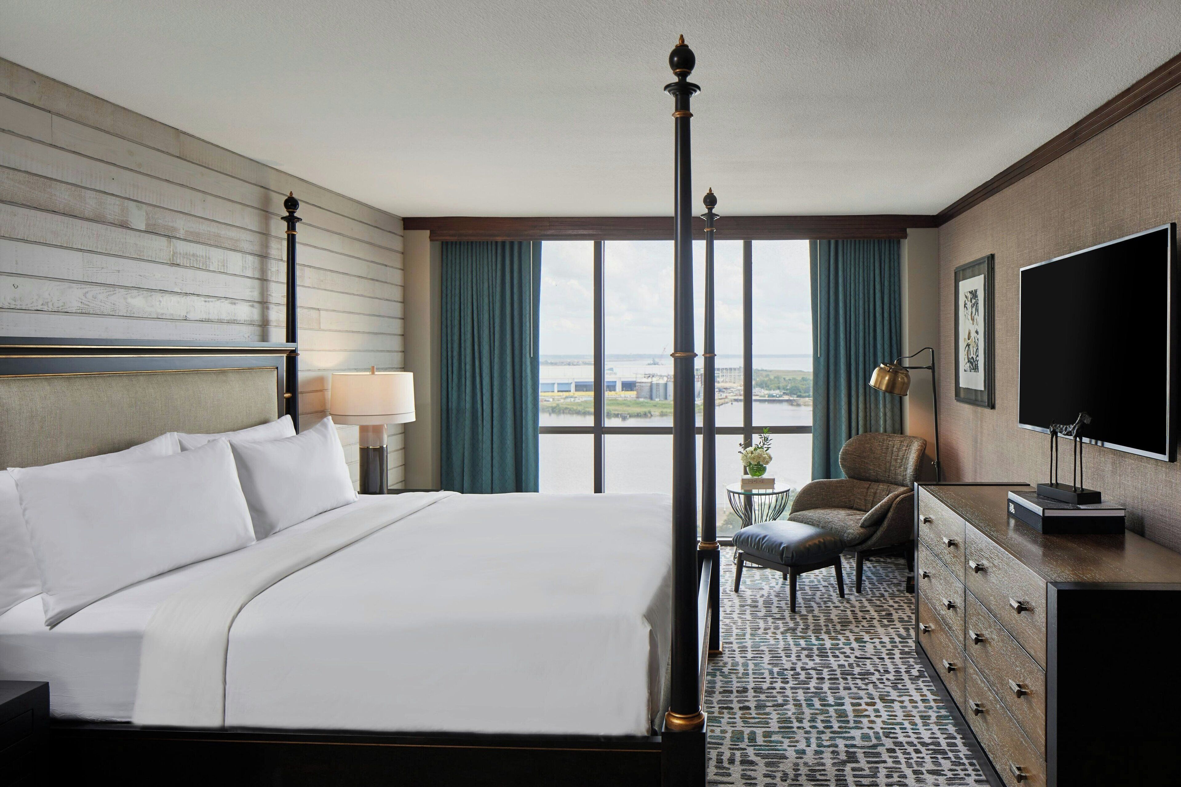 เครื่องนอนระดับพรีเมียม, เตียงพร้อมฟูกเสริมที่  นอน, ตู้นิรภัยในห้องพัก