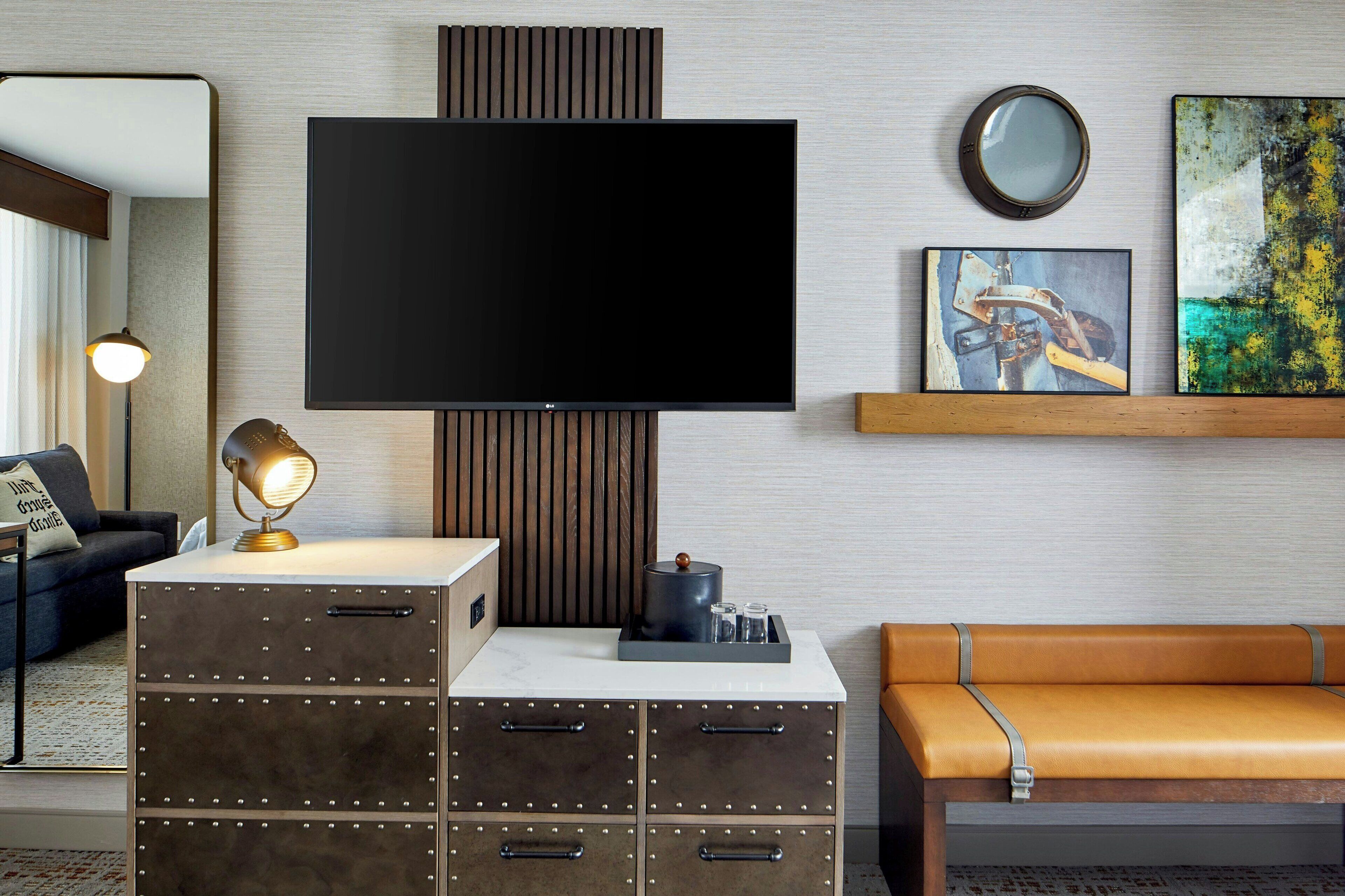 Smart TV, Netflix, iPod dock, pay films