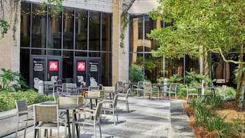 2 restaurants; breakfast, lunch, and dinner served