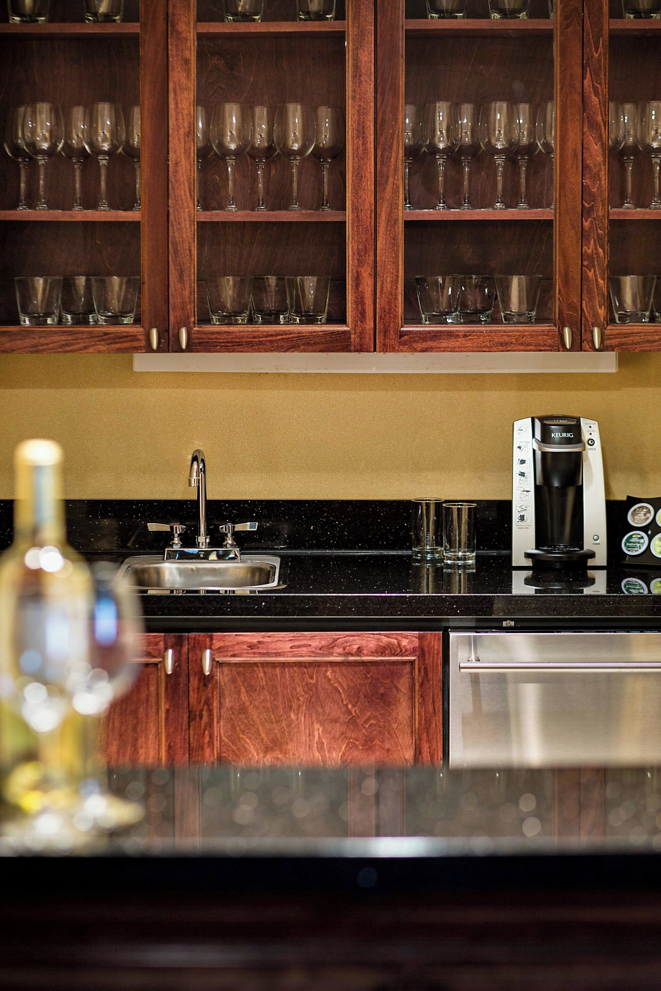 2 bars/lounges, lobby lounge