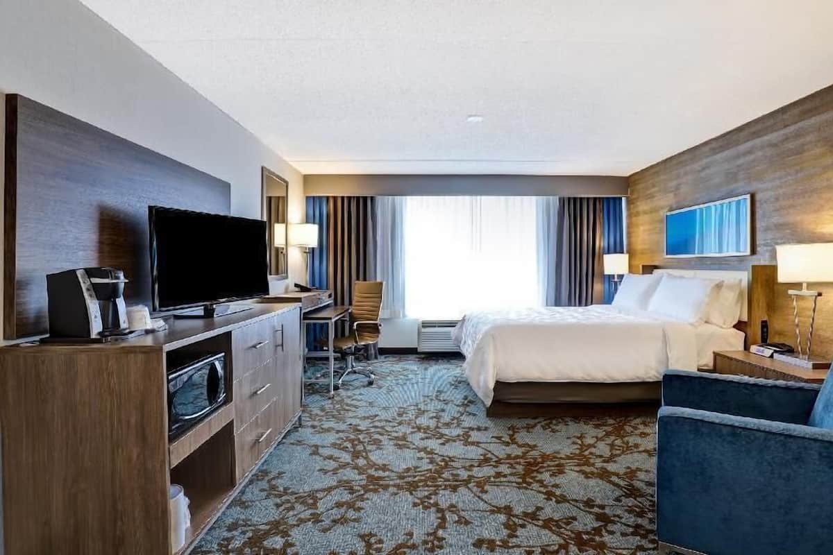 Hypo-allergenic bedding, down comforters, in-room safe, desk