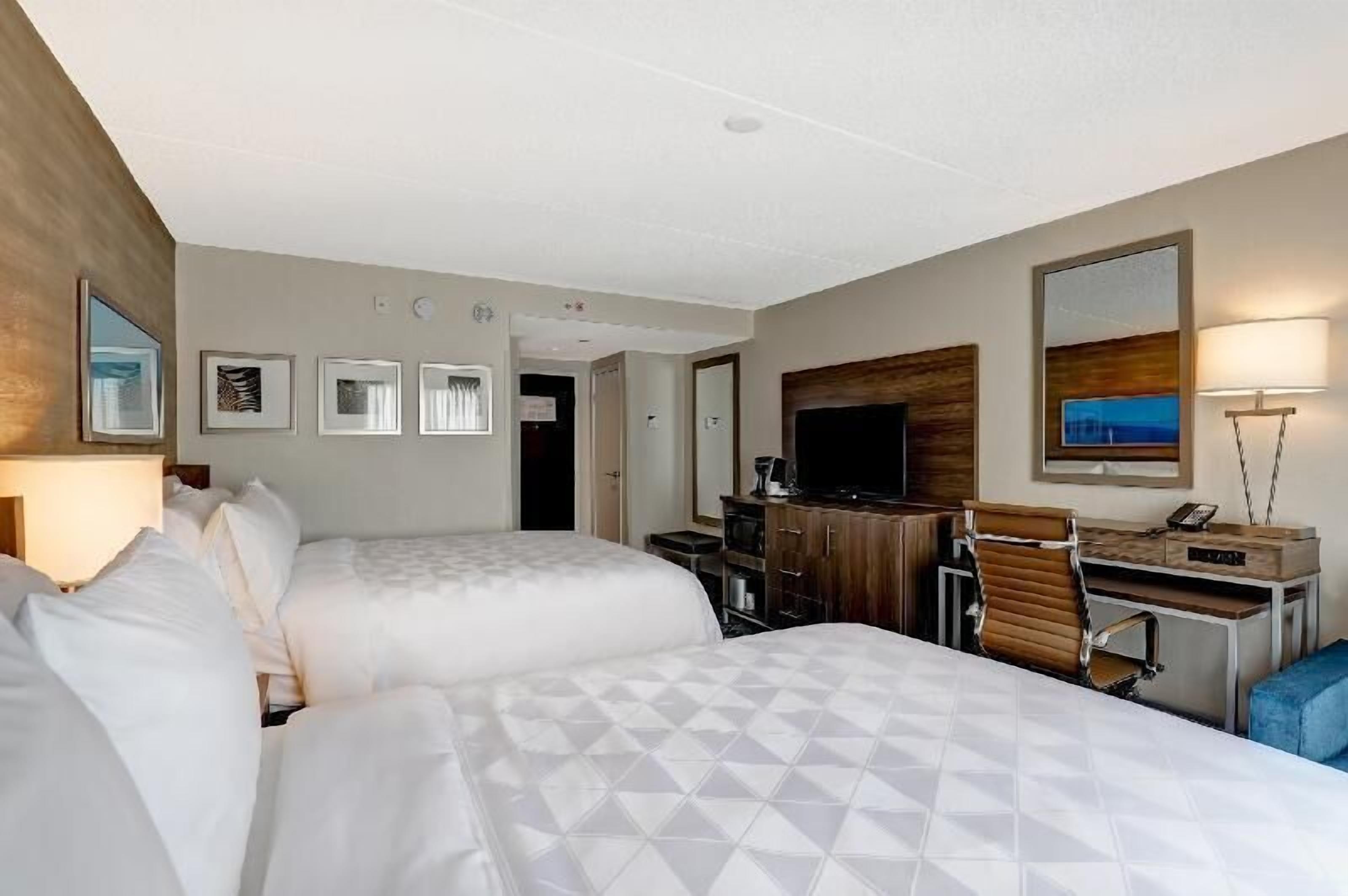 Hypo-allergenic bedding, down duvets, in-room safe, desk