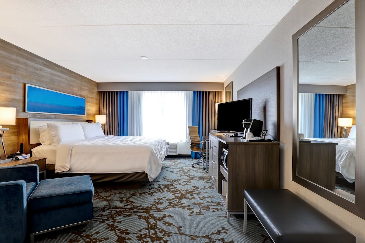 Hypo-allergenic bedding, down comforters, in-room safe, desk