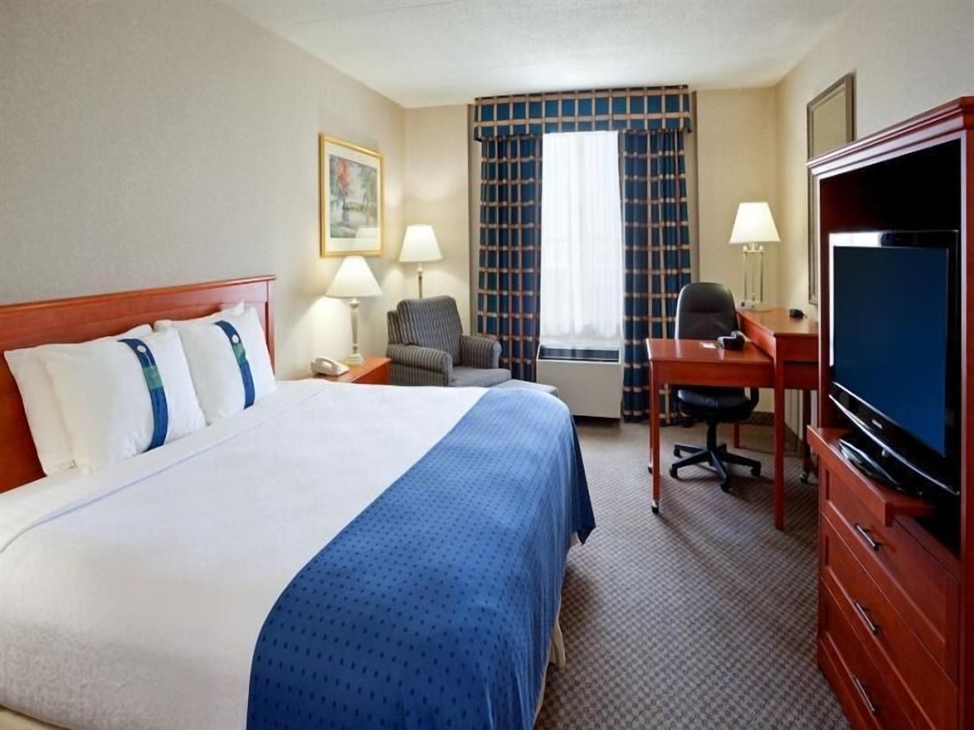 Hypo-allergenic bedding, down duvets, in-room safe, desk