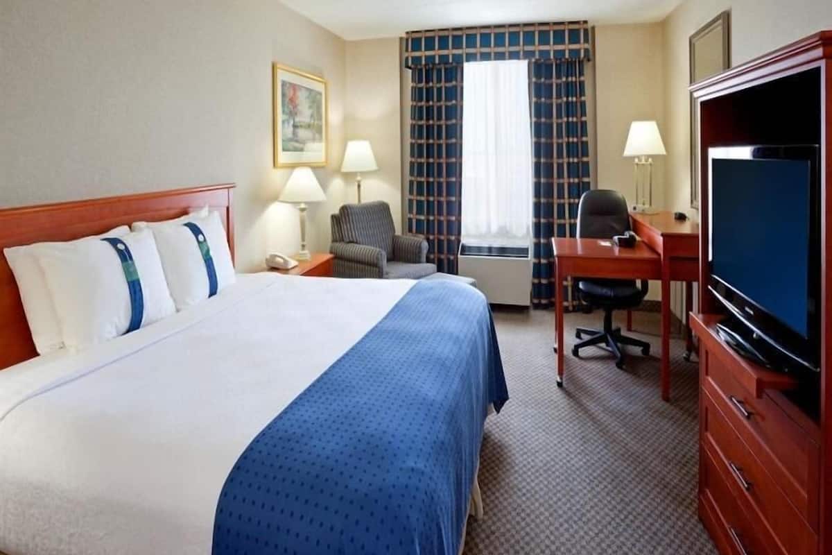 Hypo-allergenic bedding, down comforters, in-room safe, desk