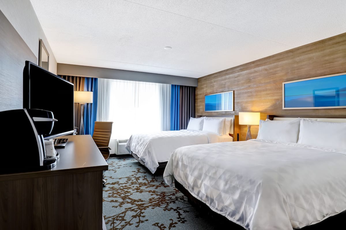 Hypo-allergenic bedding, down duvets, in-room safe, desk