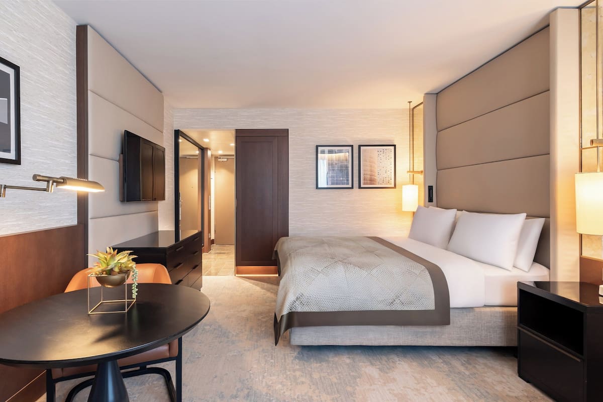 Minibar, värdeförvaringsskåp på rummet och skrivbord