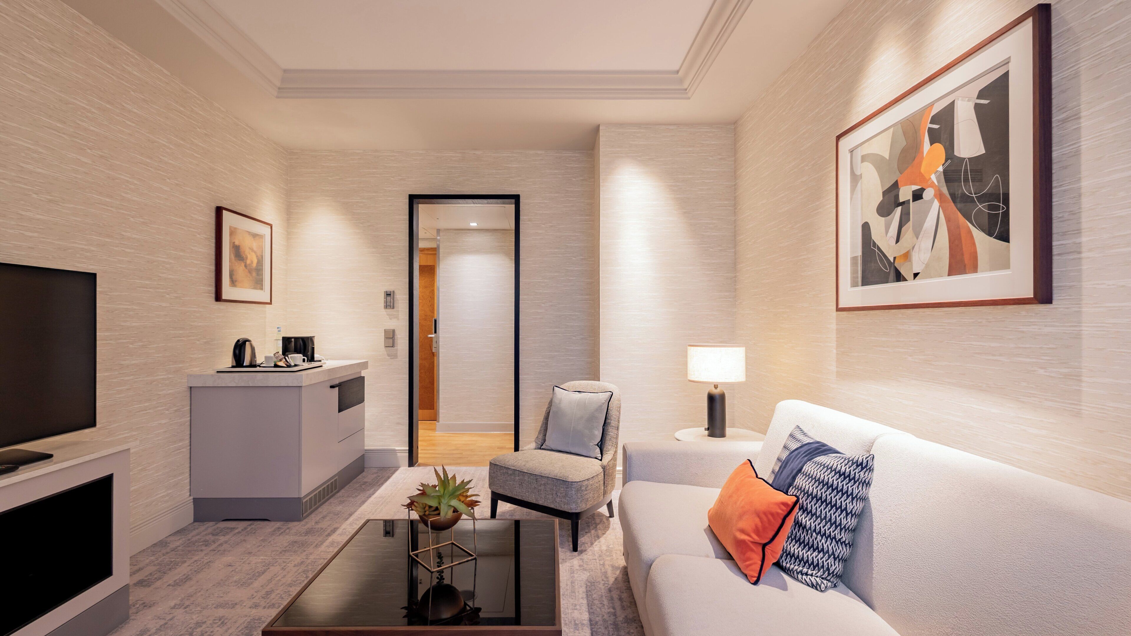 Chambre Junior, 1 très grand lit | Minibar, coffre-fort pour ordinateur portable, bureau