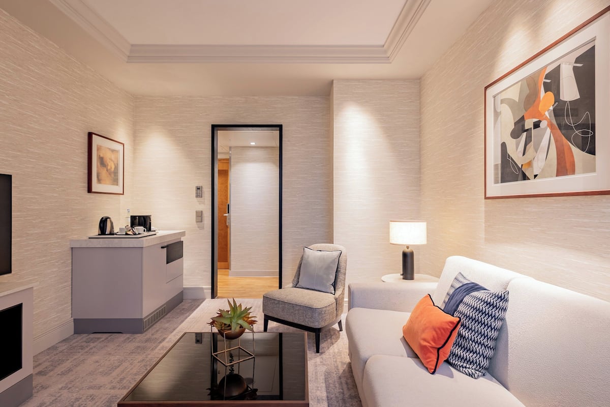 Chambre Junior, 1 très grand lit | Minibar, coffre-fort pour ordinateur portable, bureau