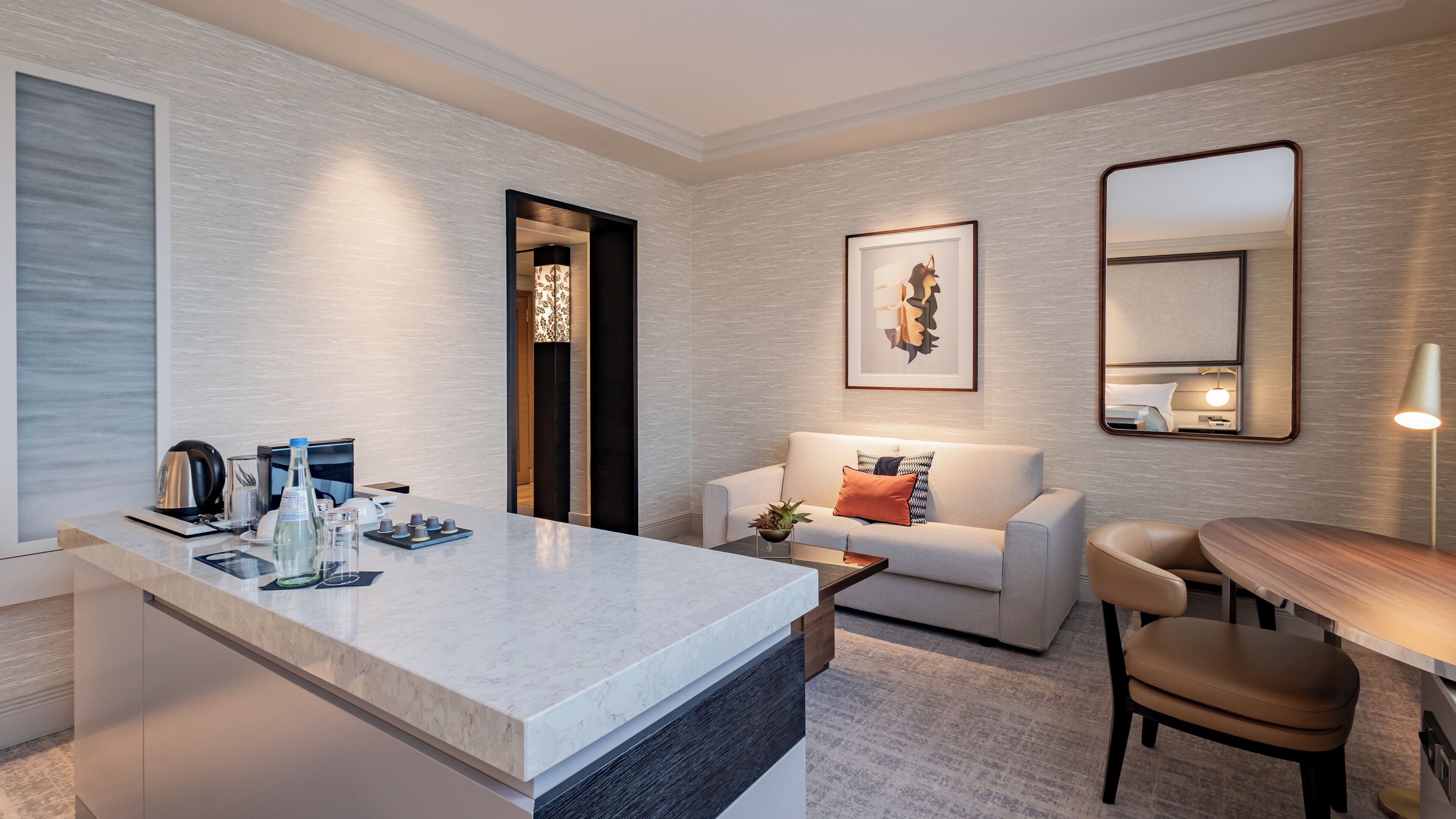 Premium-Zimmer, 1 King-Bett, Stadtblick (High Floor) | Wohnbereich | Fernseher, iPod-Dockingstation, Pay-TV