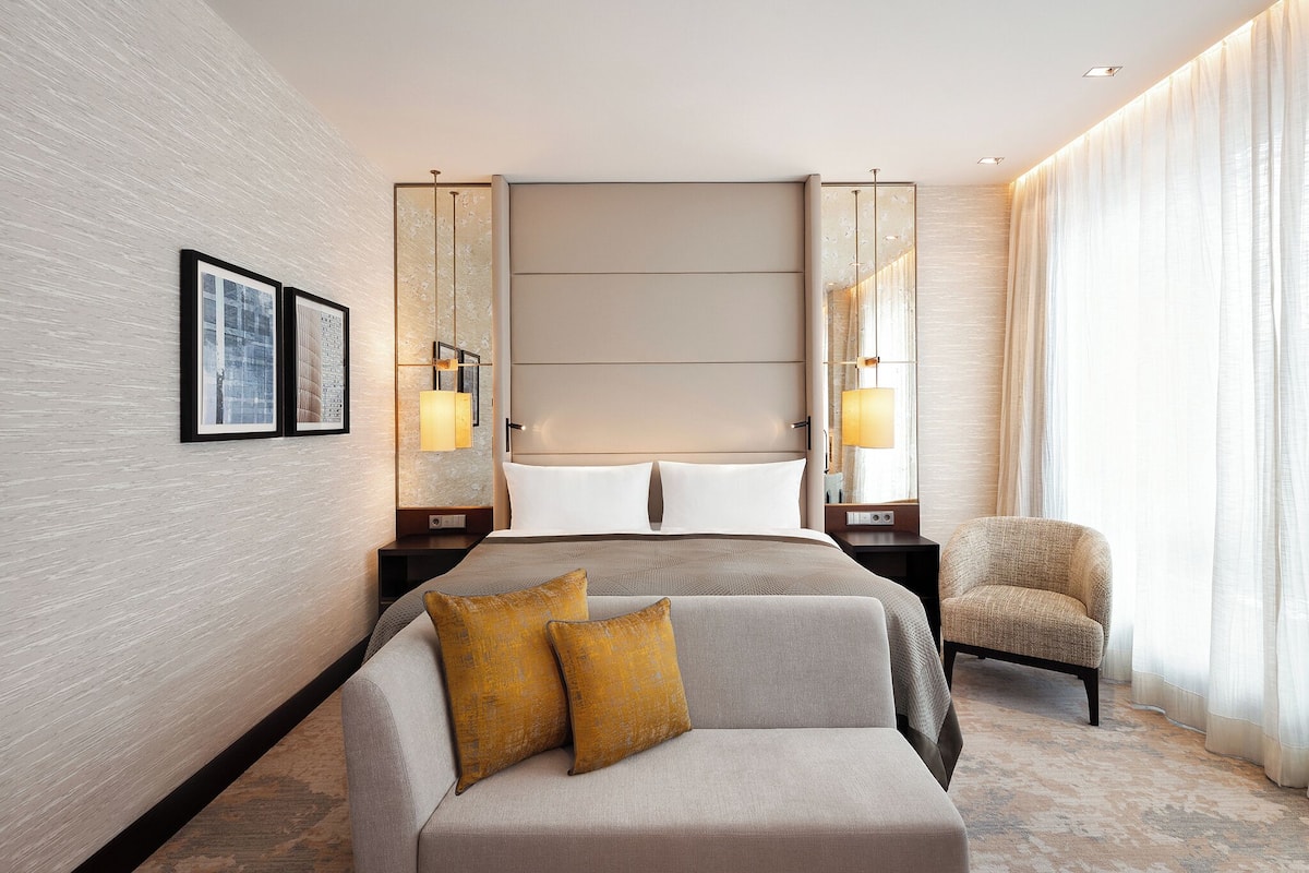 Premium Room, 1 King Bed, Club Lounge Access