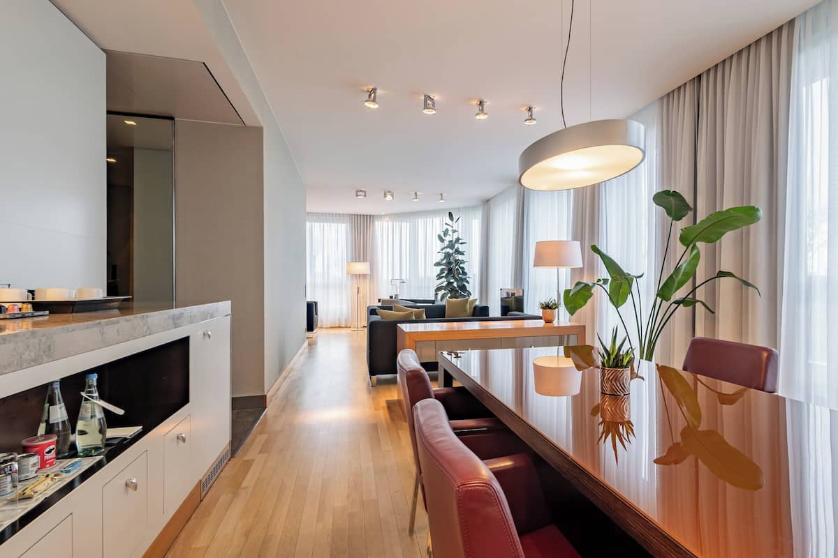 Minibar, coffres-forts dans les chambres, bureau
