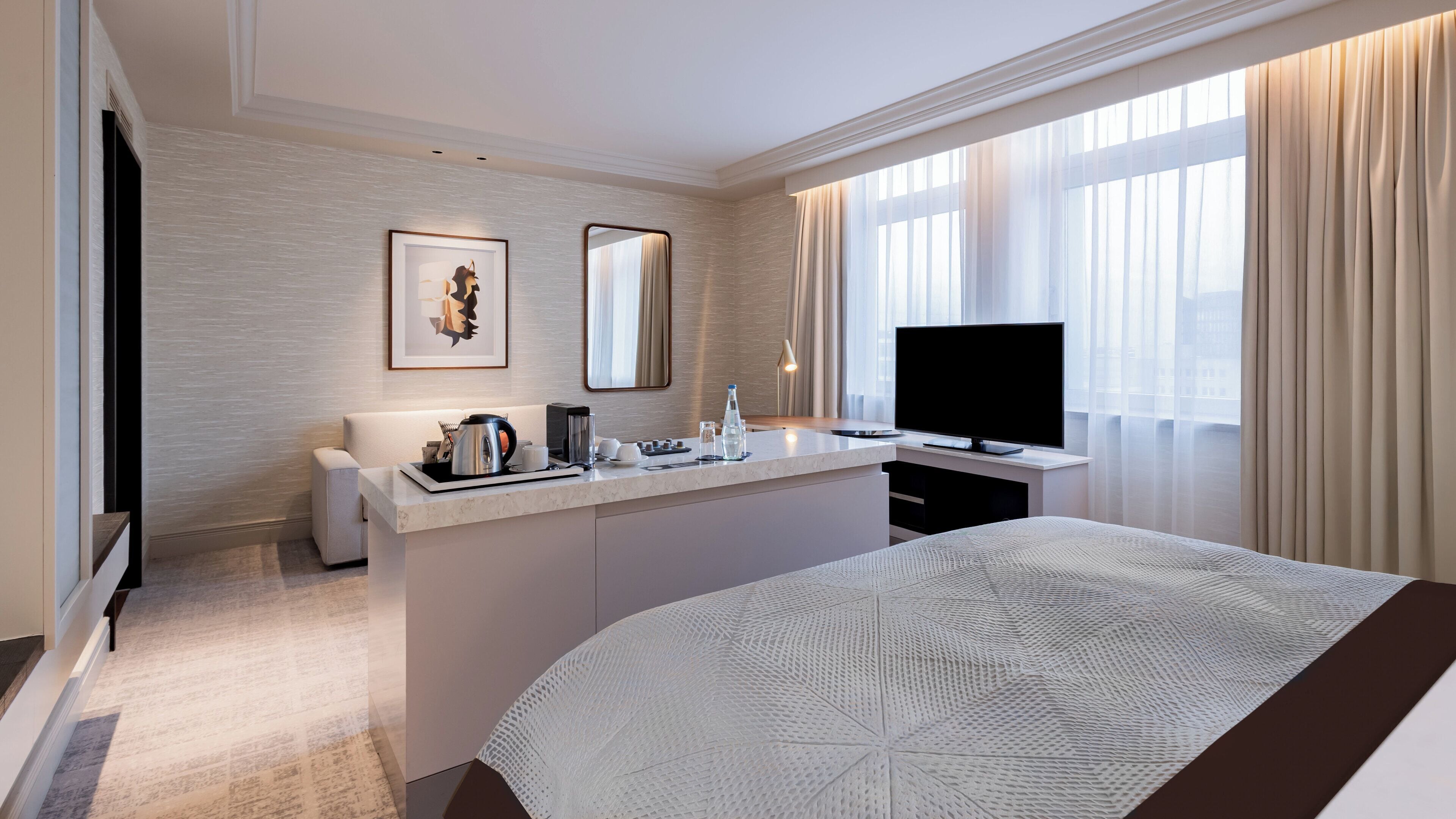 Premium-værelse - 1 kingsize-seng - byudsigt (High Floor) | Minibar, pengeskab på værelset, skrivebord