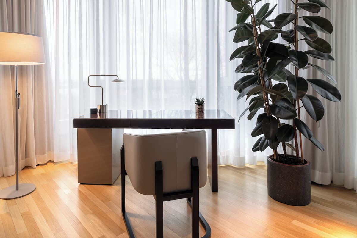 Sviitti, kulmassa | Minibaari, tallelokero huoneessa, työpöytä