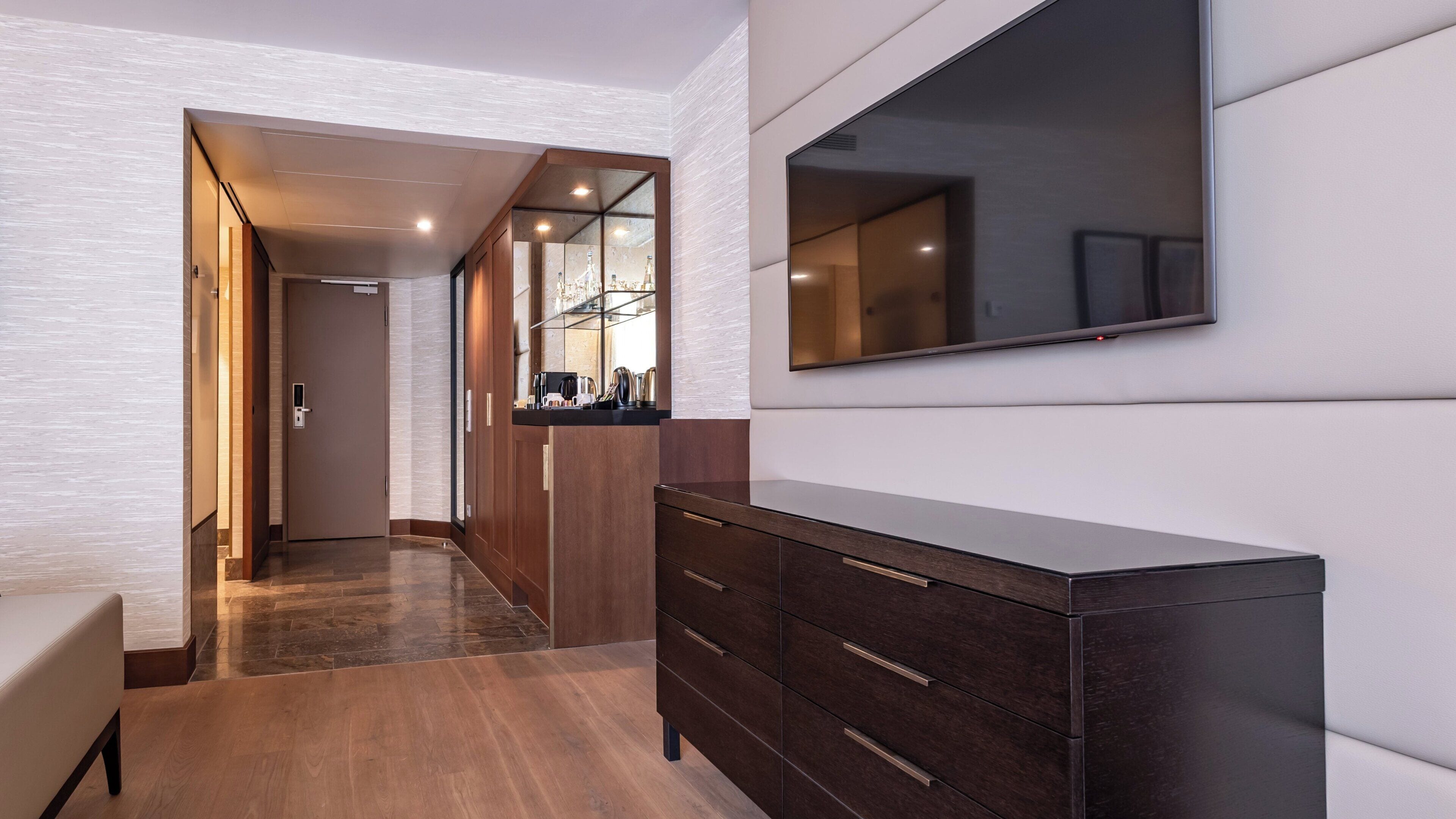 Minibar, caja de seguridad en la habitación y escritorio 