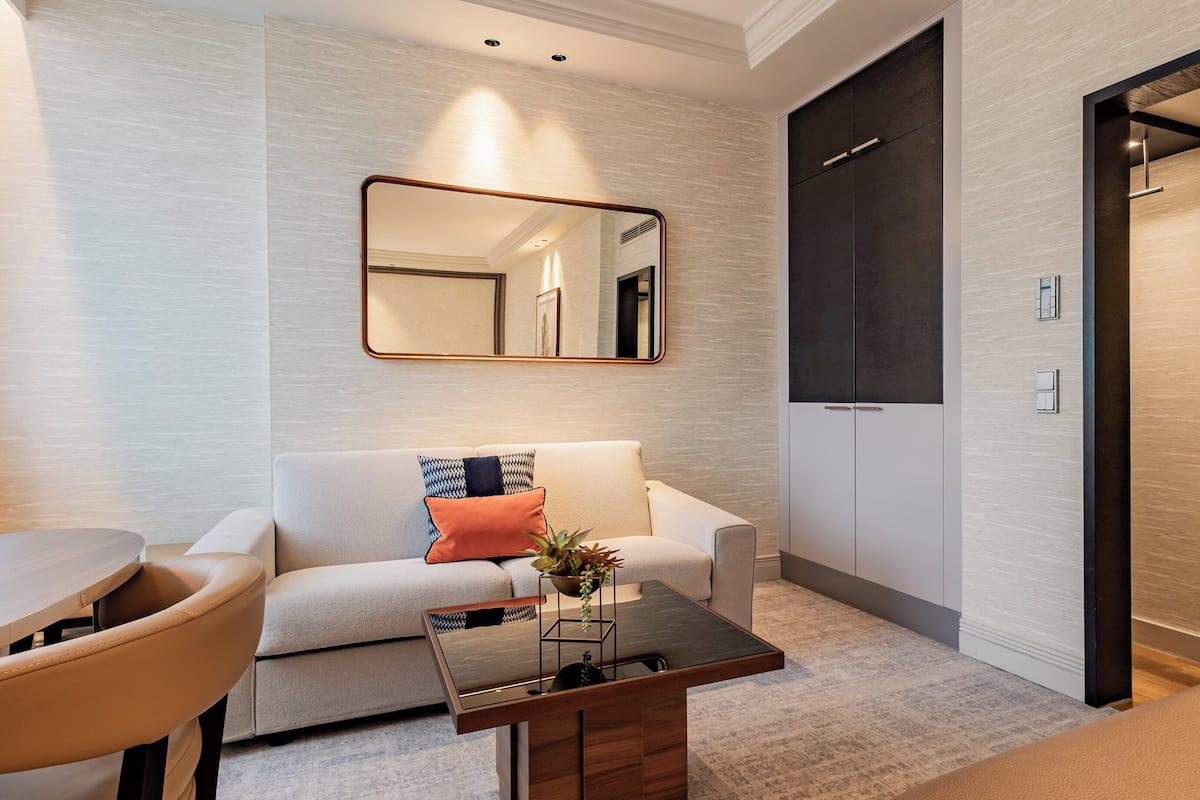 Minibar, coffres-forts dans les chambres, bureau