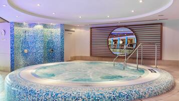 Piscine couverte, accès possible de 07 h 00 à 21 h 00, chaises longues