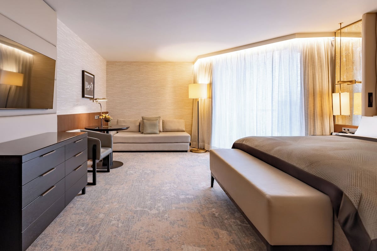 Club Room, 1 King Bed, Accessible, Club Lounge Access | Minibar, in-room safe, desk, laptop workspace