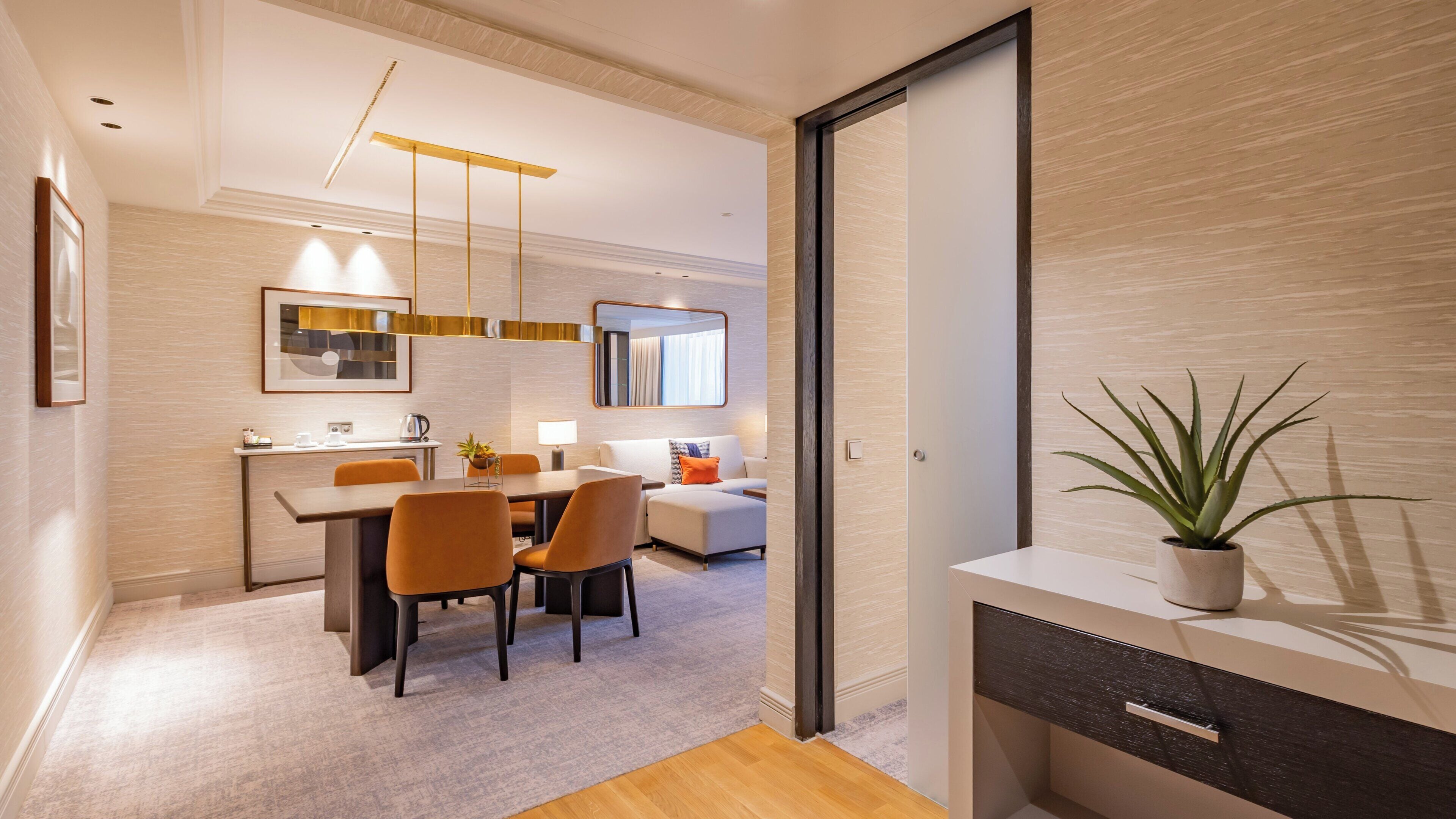 套房, 1 间卧室 | 迷你吧、客房内保险箱、办公桌、笔记本电脑工作区