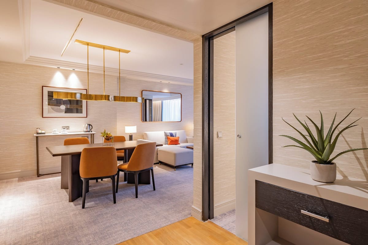 套房, 1 间卧室 | 迷你吧、客房内保险箱、办公桌、笔记本电脑工作区