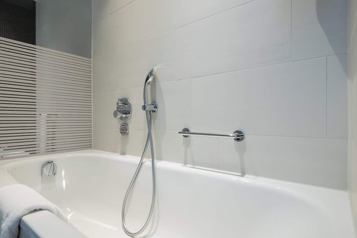 Premium-huone, 1 suuri parisänky, kaupunkinäköala (High Floor) | Minibaari, tallelokero huoneessa, työpöytä