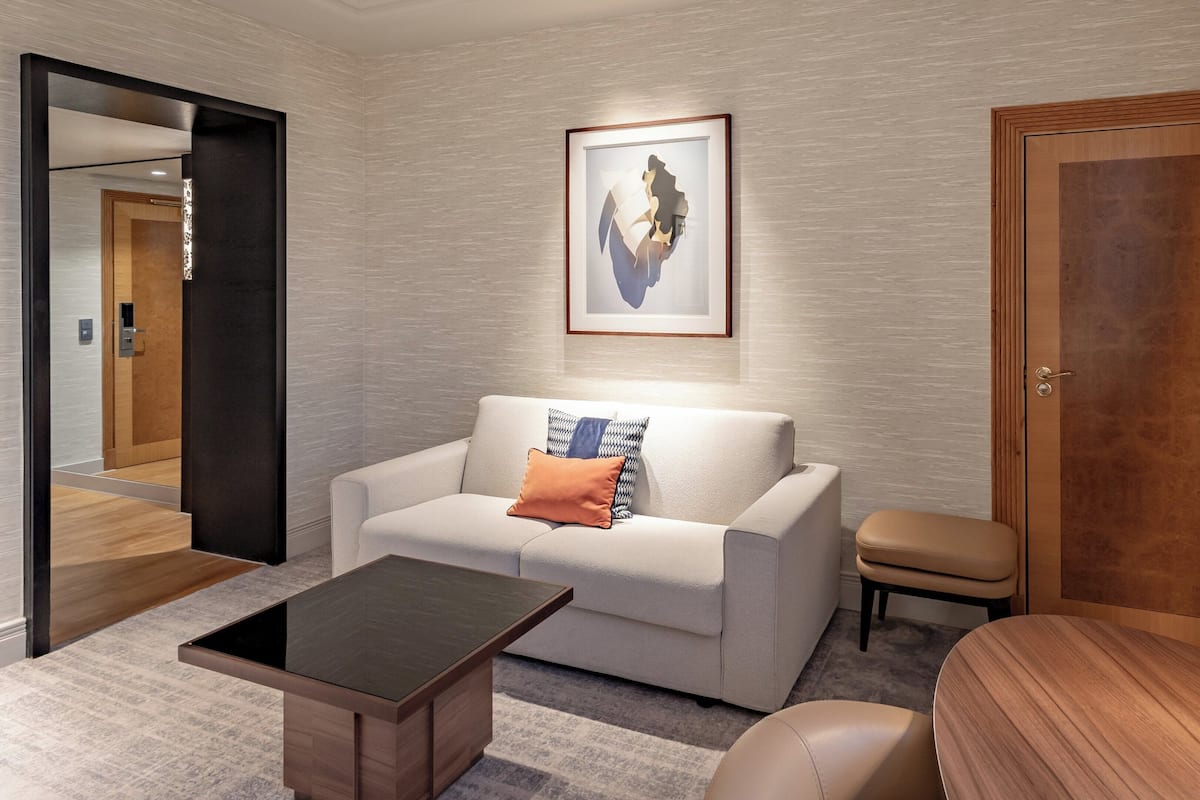 Premium Room, 2 Twin Beds | Living area | TV, iPod dock, pay movies