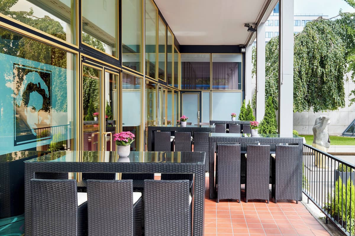 3 restaurants, breakfast served