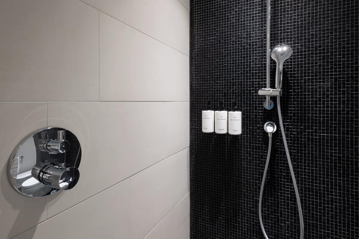 Minibar, coffre-fort pour ordinateur portable, bureau