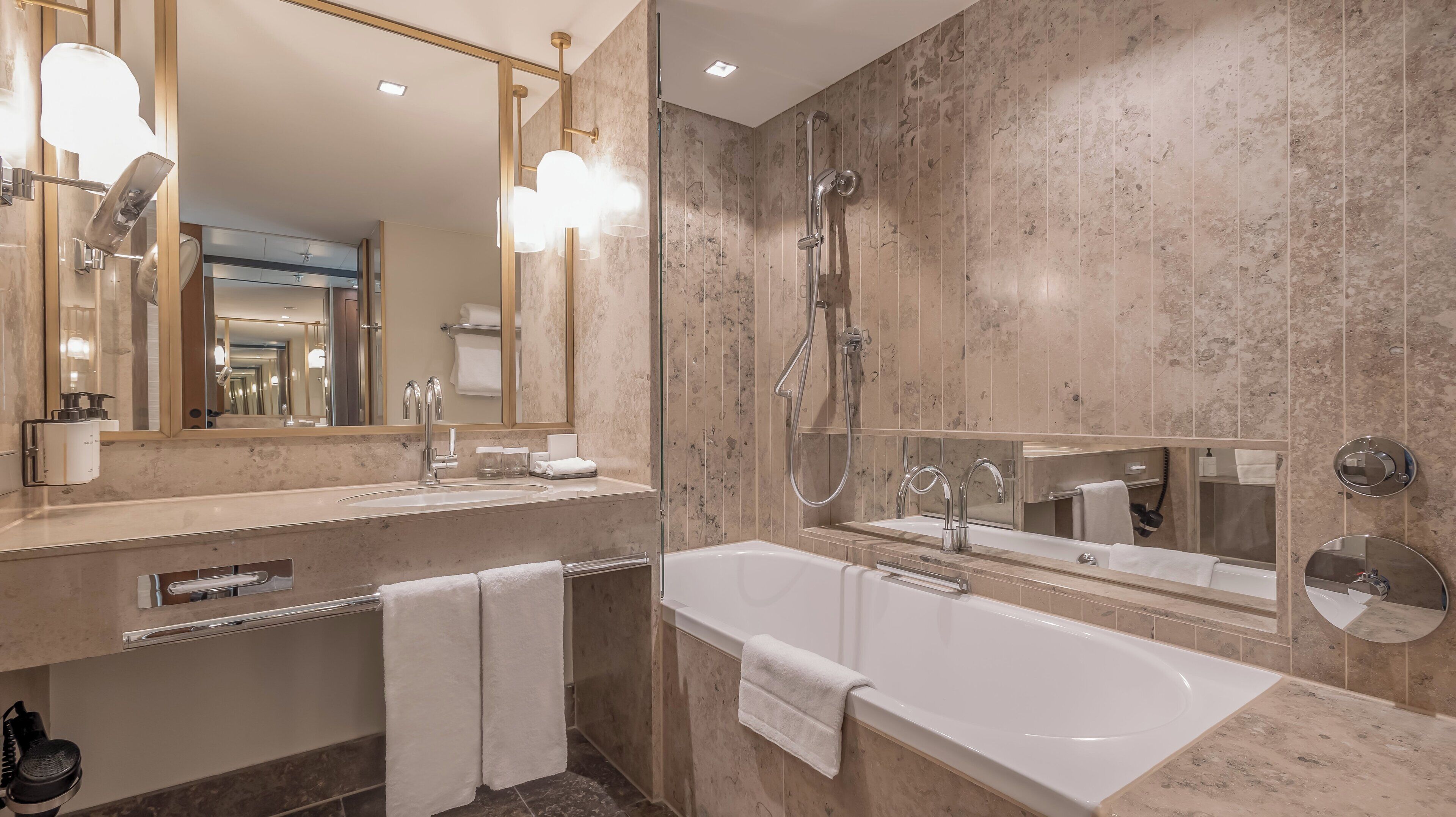 迷你吧、客房内保险箱、办公桌、笔记本电脑工作区