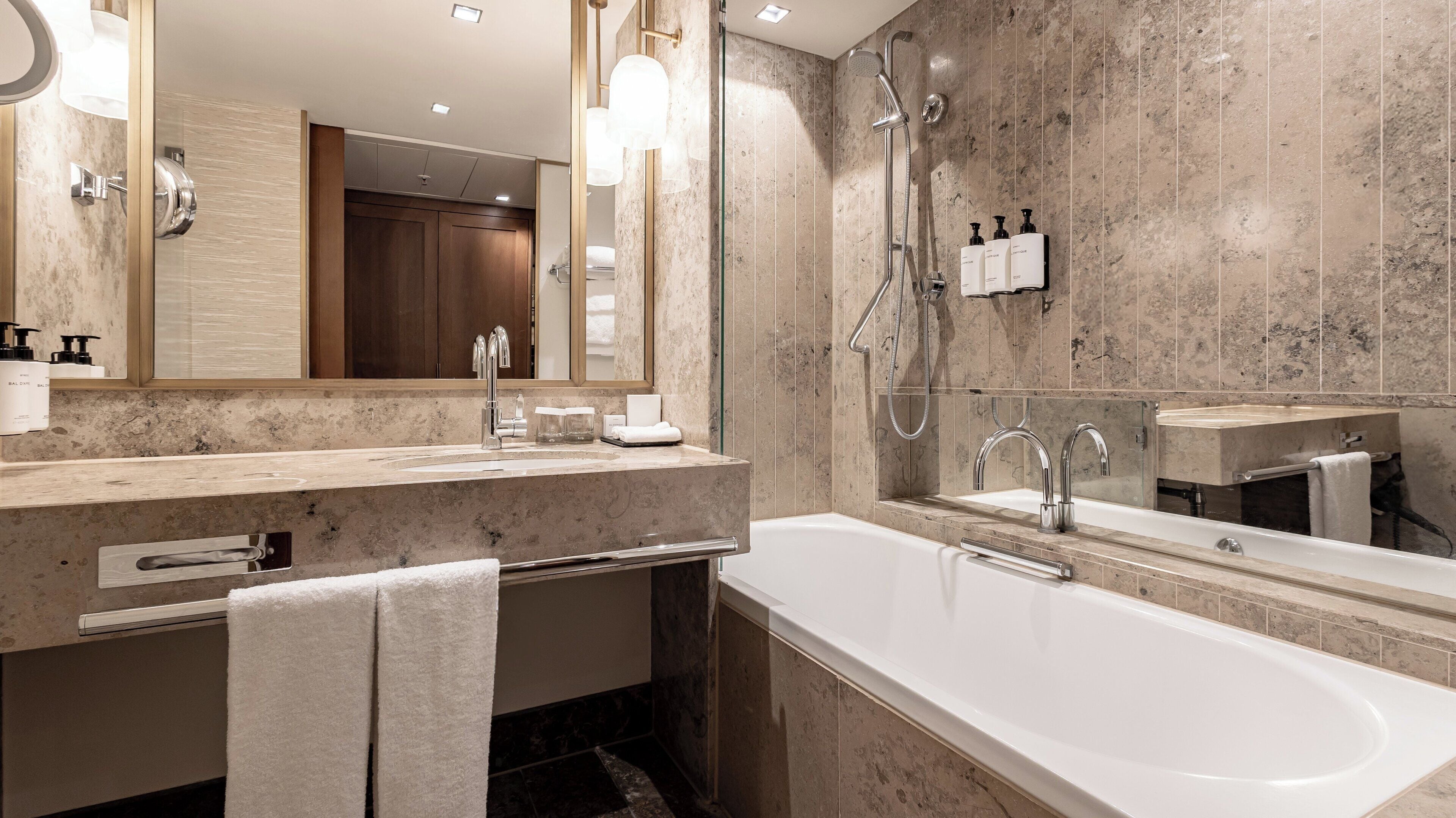 Habitación Premium, 2 camas individuales | Minibar, caja de seguridad en la habitación y escritorio 