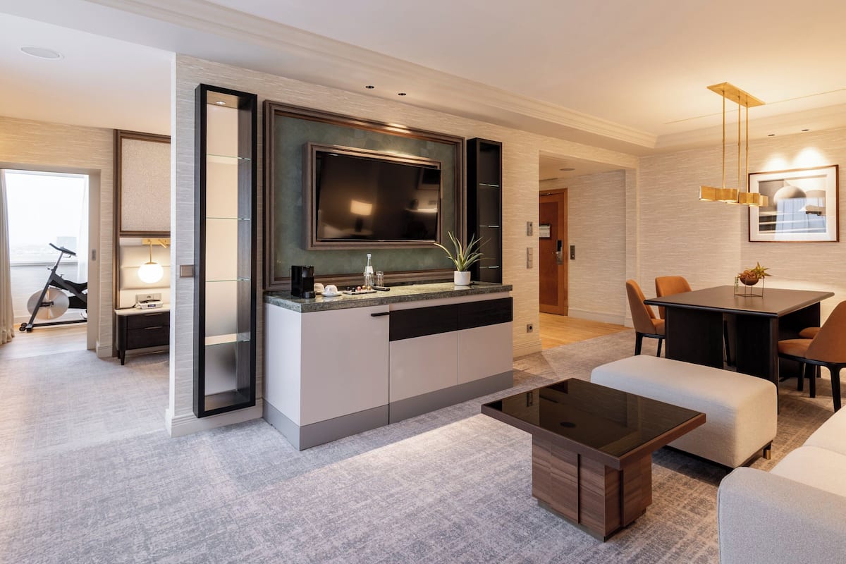 Suite, 1 Bedroom | Living area
