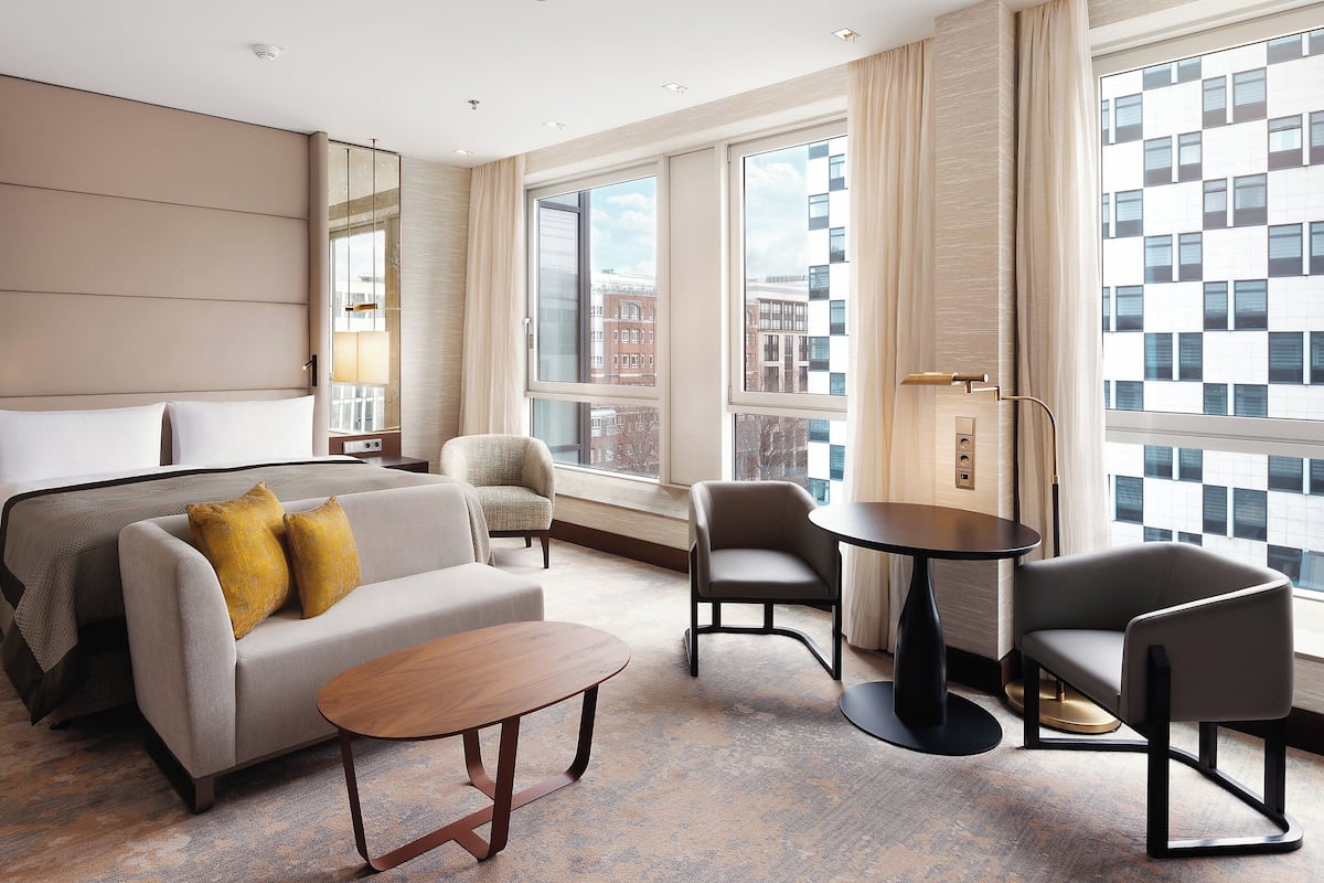 Minibar, coffres-forts dans les chambres, bureau