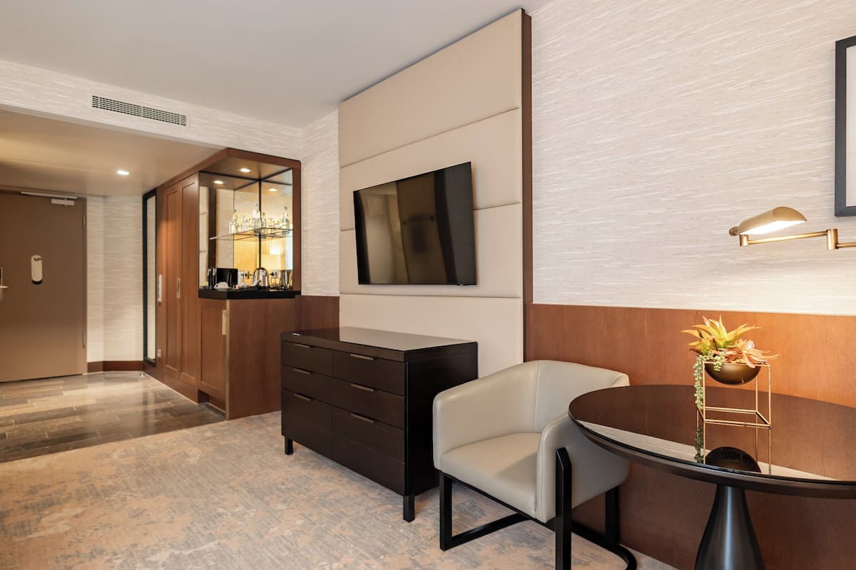 Premium Room, 1 King Bed, Club lounge access