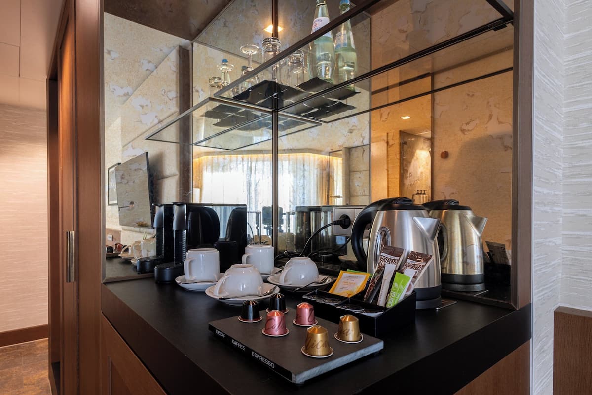 프리미엄룸, 킹사이즈침대 1개 | 미니바, 객실 내 금고, 책상, 노트북 작업 공간