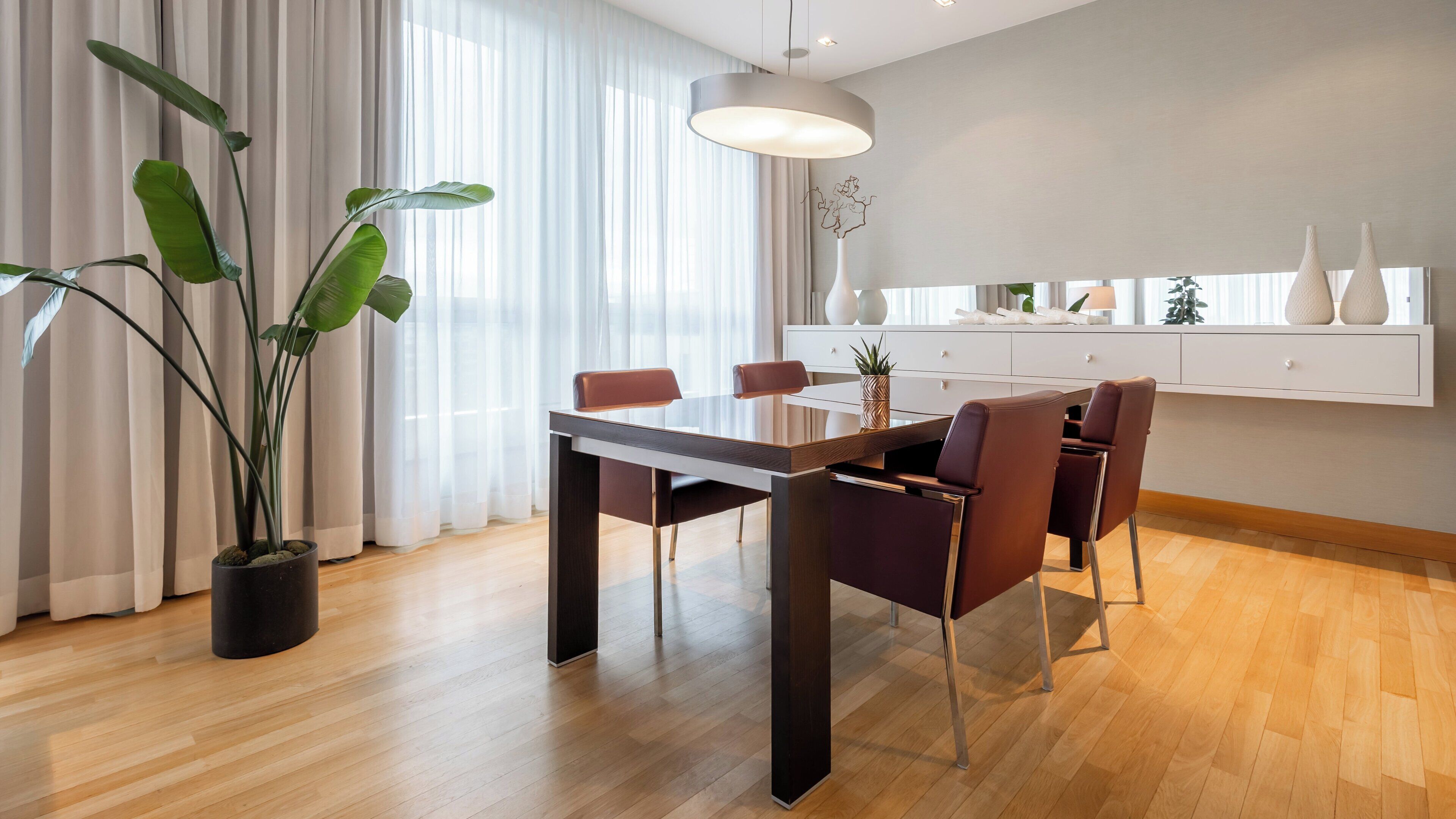 套房, 转角 (Prestige Corner) | 迷你吧、客房内保险箱、办公桌、笔记本电脑工作区