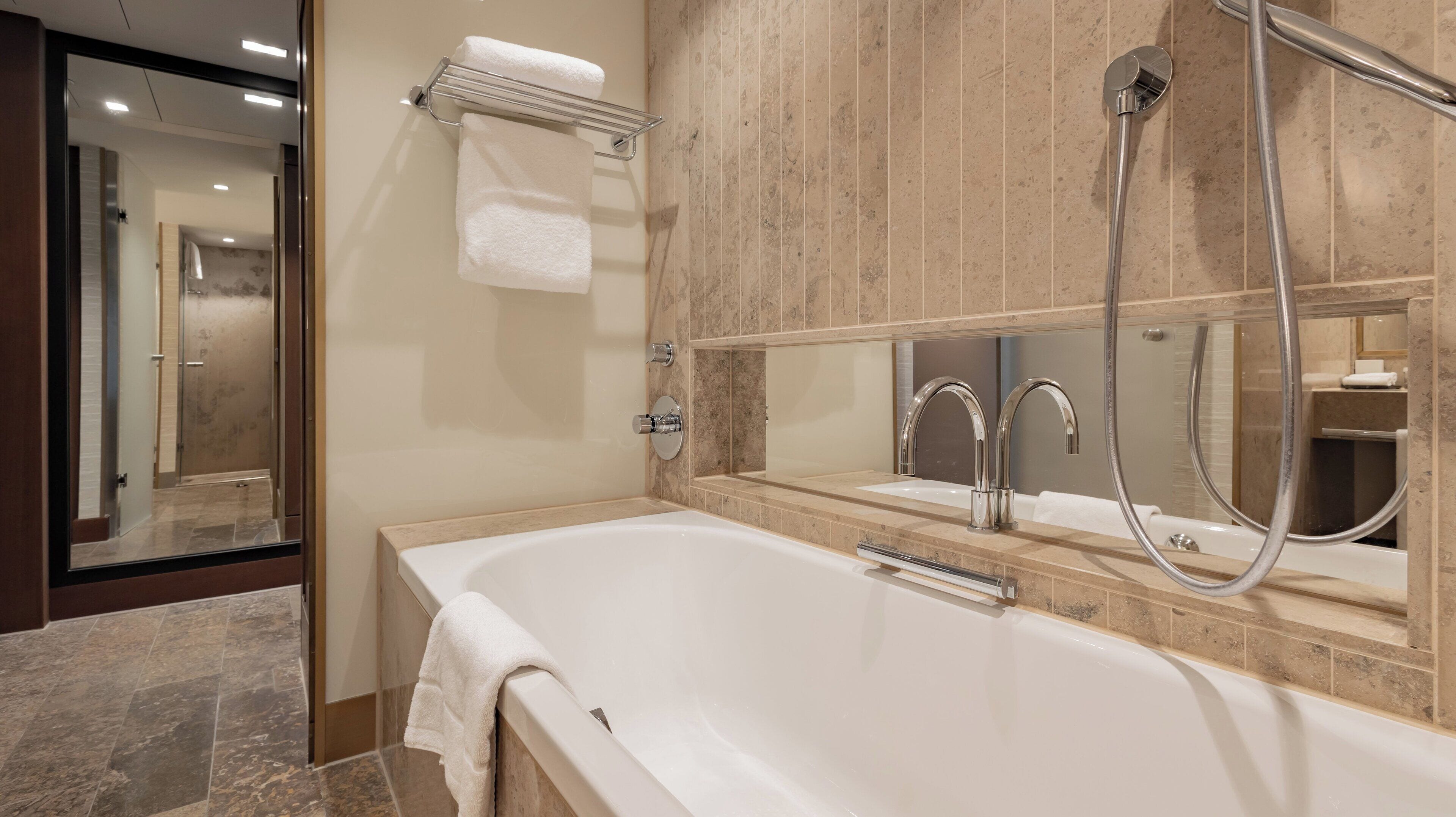 尊荣客房, 1 张特大床 | 迷你吧、客房内保险箱、办公桌、笔记本电脑工作区