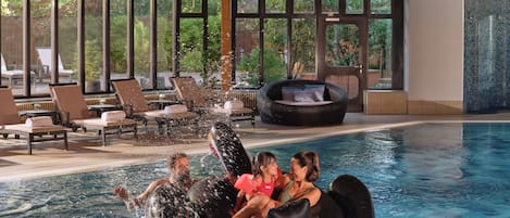 Inomhuspool med öppettider 07.00 till 21.00, och solstolar