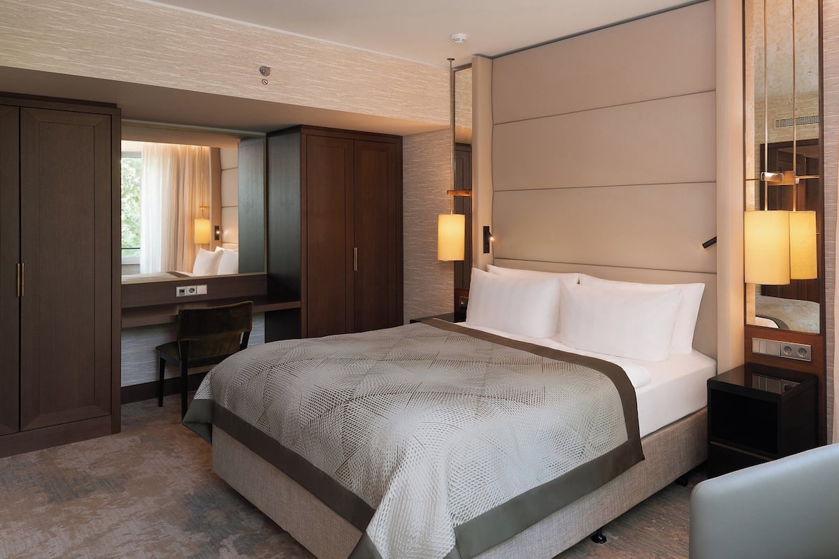 Minibar, coffres-forts dans les chambres, bureau