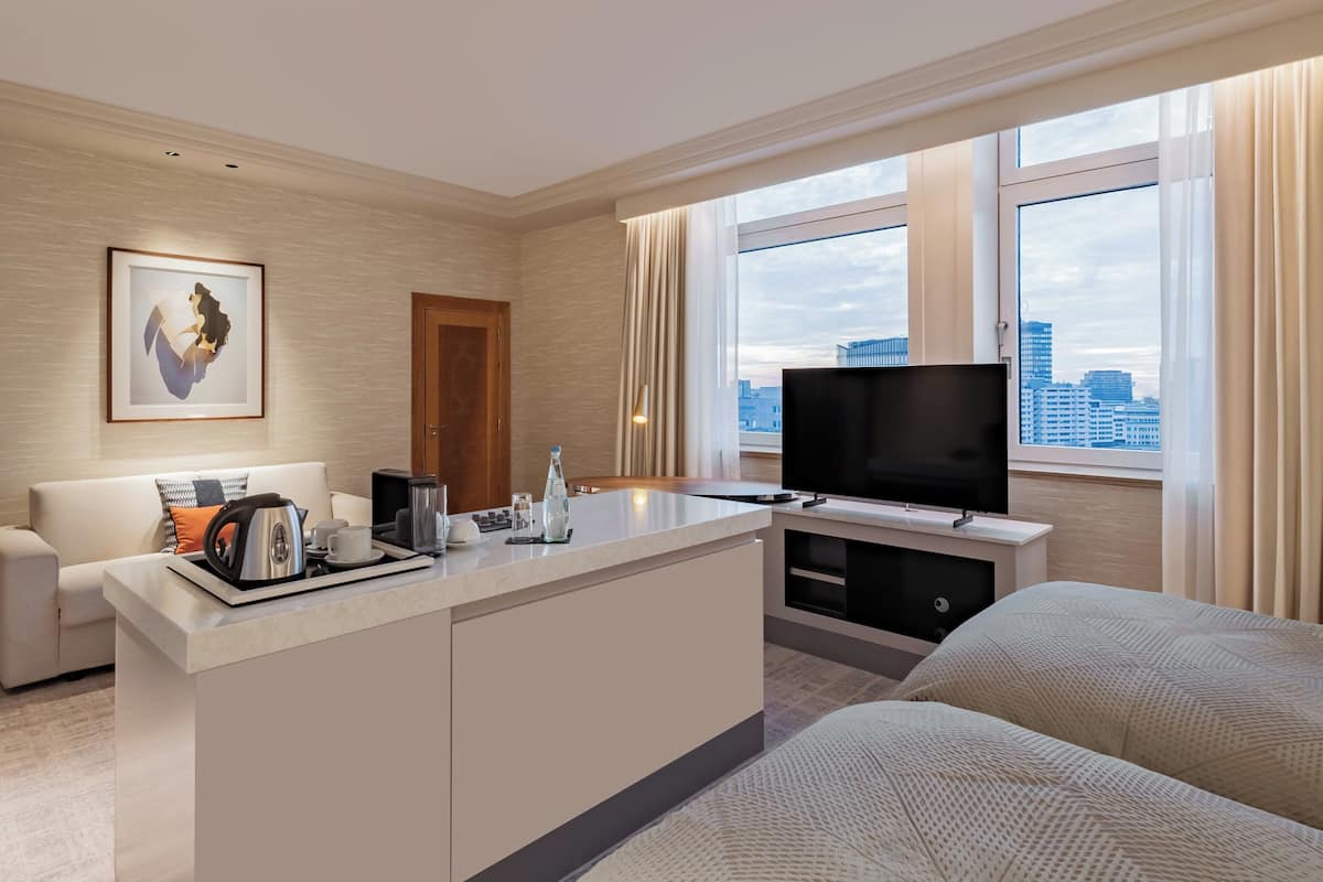 Premium-huone, 2 yhden hengen sänkyä | Minibaari, tallelokero huoneessa, työpöytä