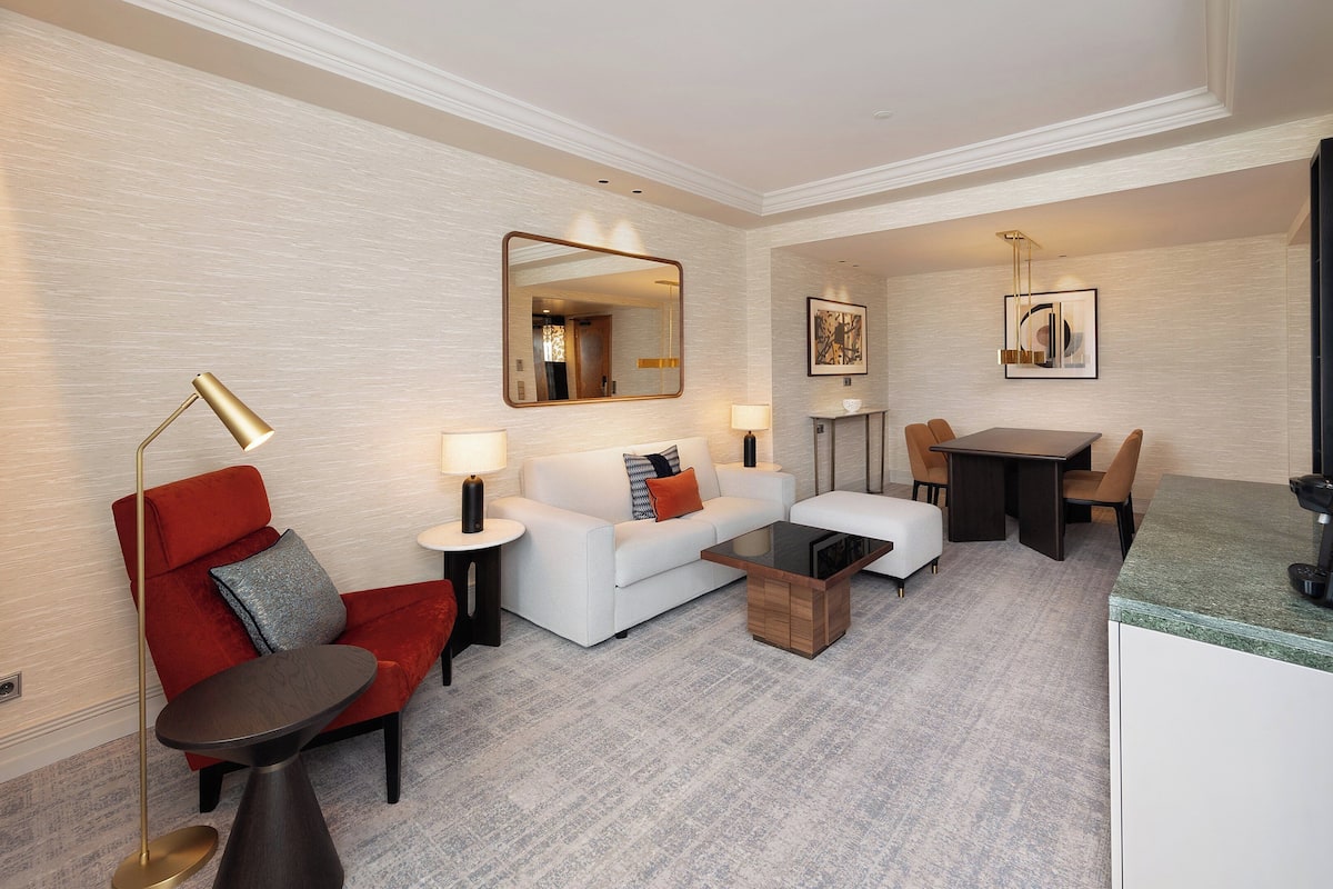 Minibar, Zimmersafe, Schreibtisch, laptopgeeigneter Arbeitsplatz