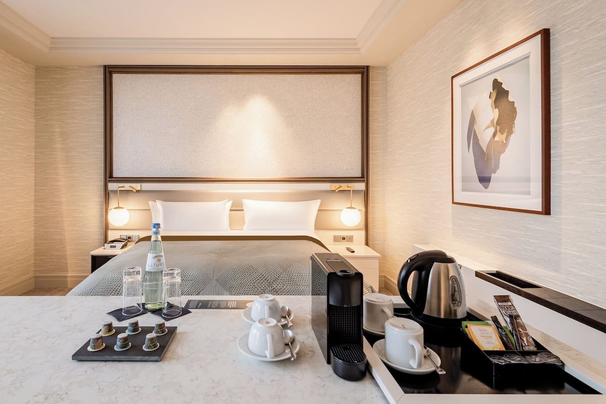 Premium kamer, 1 kingsize bed, uitzicht op stad (High Floor) | Een minibar, een kluis op de kamer, een bureau, een laptopwerkplek