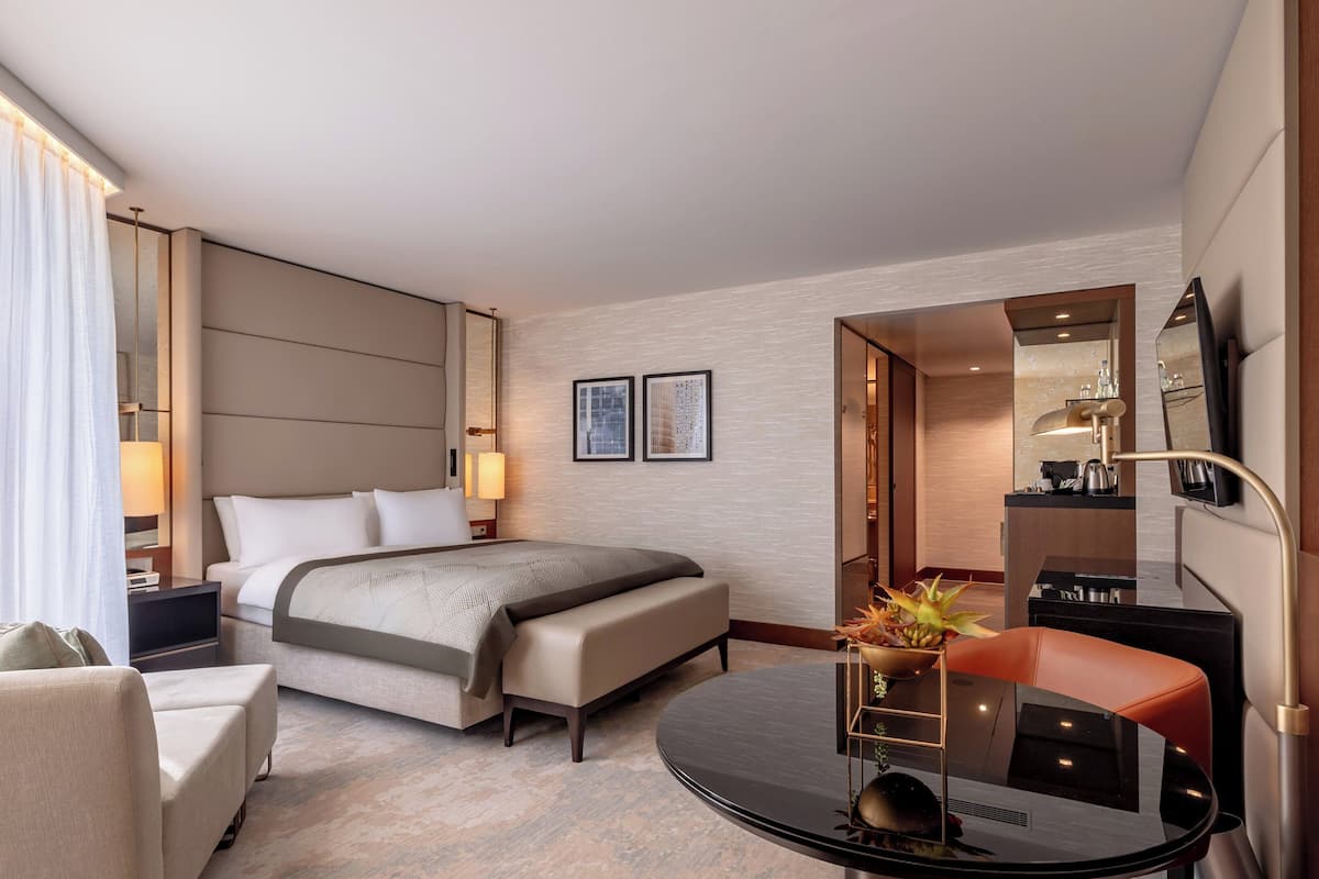Premium kamer, 1 kingsize bed | Een minibar, een kluis op de kamer, een bureau, een laptopwerkplek