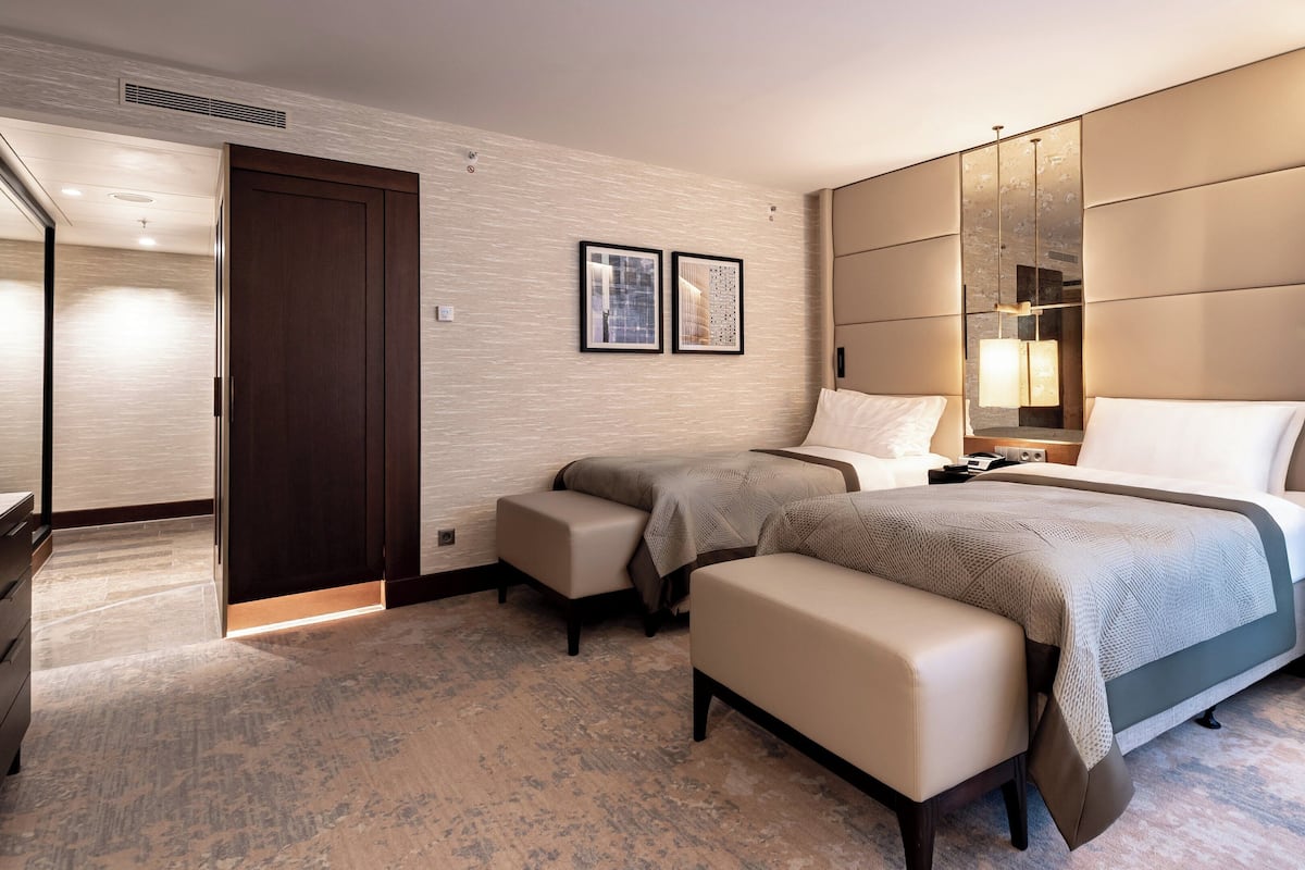 Premium-huone, 2 yhden hengen sänkyä | Minibaari, tallelokero huoneessa, työpöytä