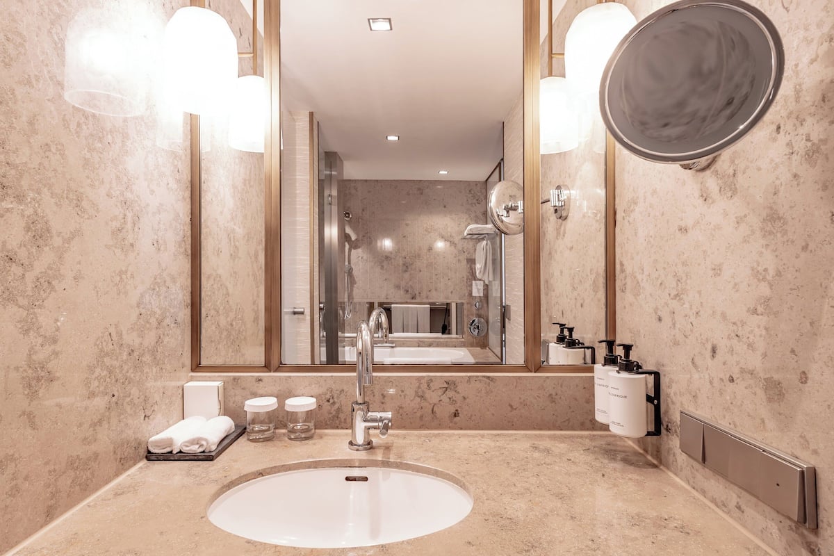 Premium Room, 1 King Bed | Room amenity