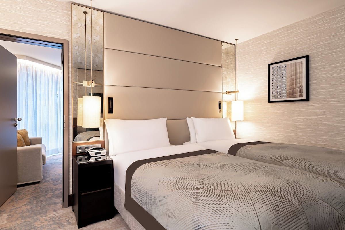 Minibar, caja de seguridad en la habitación y escritorio