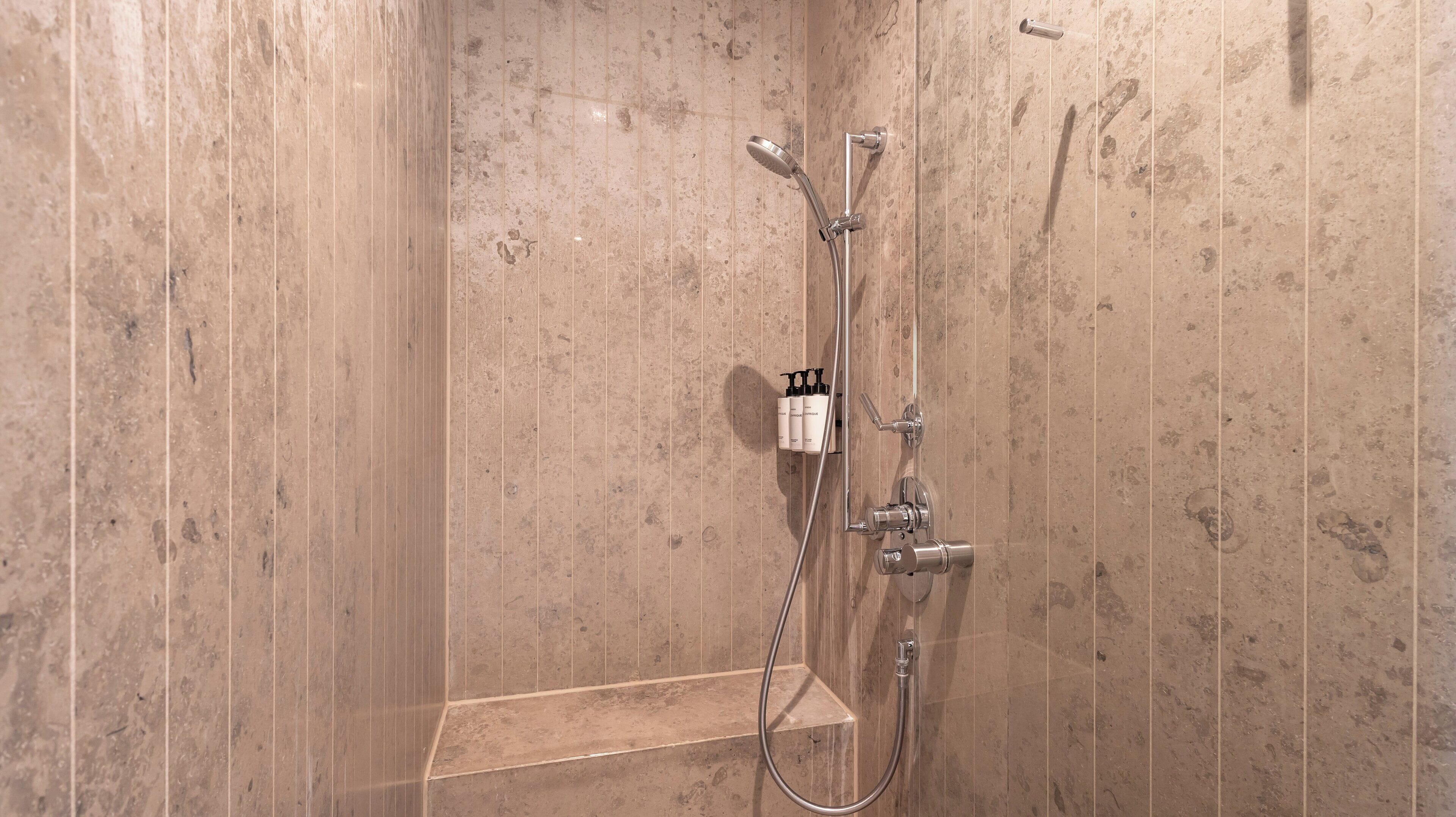 Suite, en esquina | Baño | Tina con regadera, tina profunda, regadera tipo lluvia 