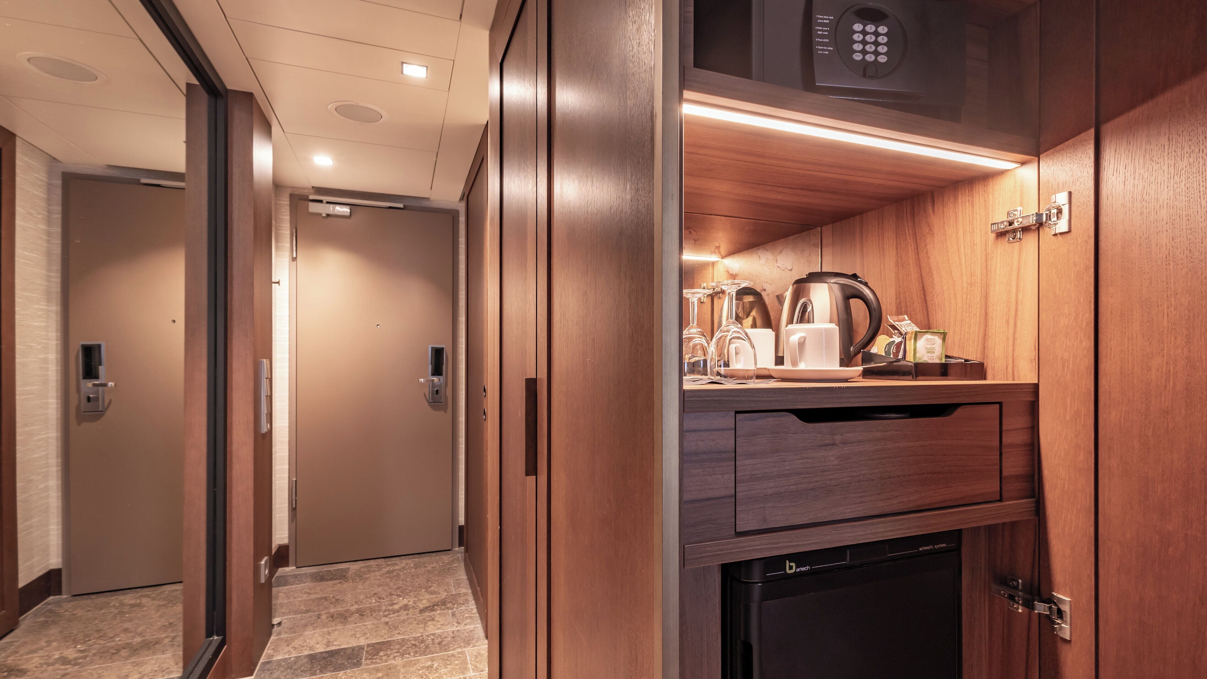 minibar, in-room safe, desk, laptop workspace